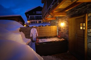 Bañera de hidromasaje al aire libre