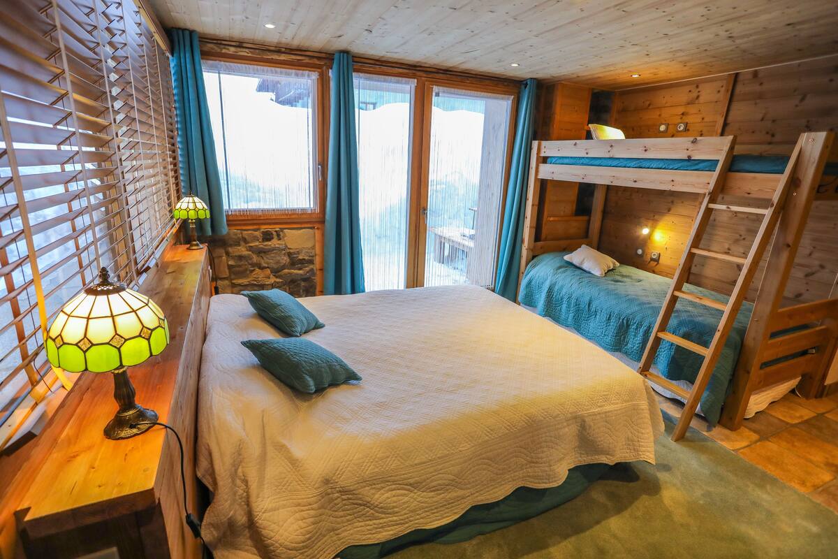 Familiekamer, meerdere bedden, niet-roken, terras | Luxe beddengoed, individueel gedecoreerd, individueel gemeubileerd