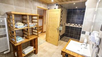 chambre 1, 3 adultes ou 2 adultes+ 2enfants, terrase, sud ouest | Salle de bain | Douche, articles de toilette gratuits, sèche-cheveux, peignoirs