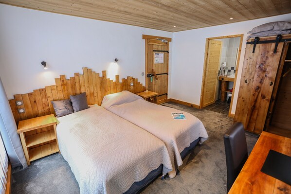 Kahden hengen huone (kaksi sänkyä), parveke, vuorten lähellä | Ylelliset vuodevaatteet, yksilöllisesti sisustettu