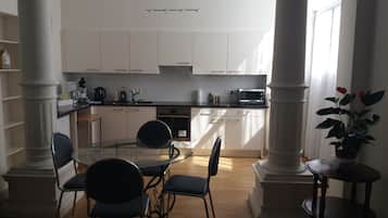 Business appartement | Woonruimte | Een flatscreentelevisie