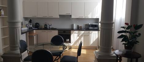 Business Apartment | Living area | Flat-screen TV