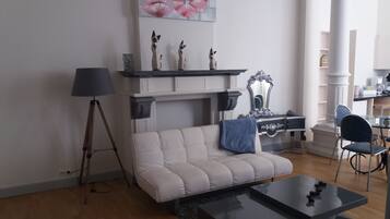 Business appartement | Woonkamer | Een flatscreentelevisie