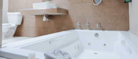 Suite Deluxe, 1 trĂšs grand lit, bain Ă remous | Salle de bain | Ensemble douche/baignoire, articles de toilette gratuits