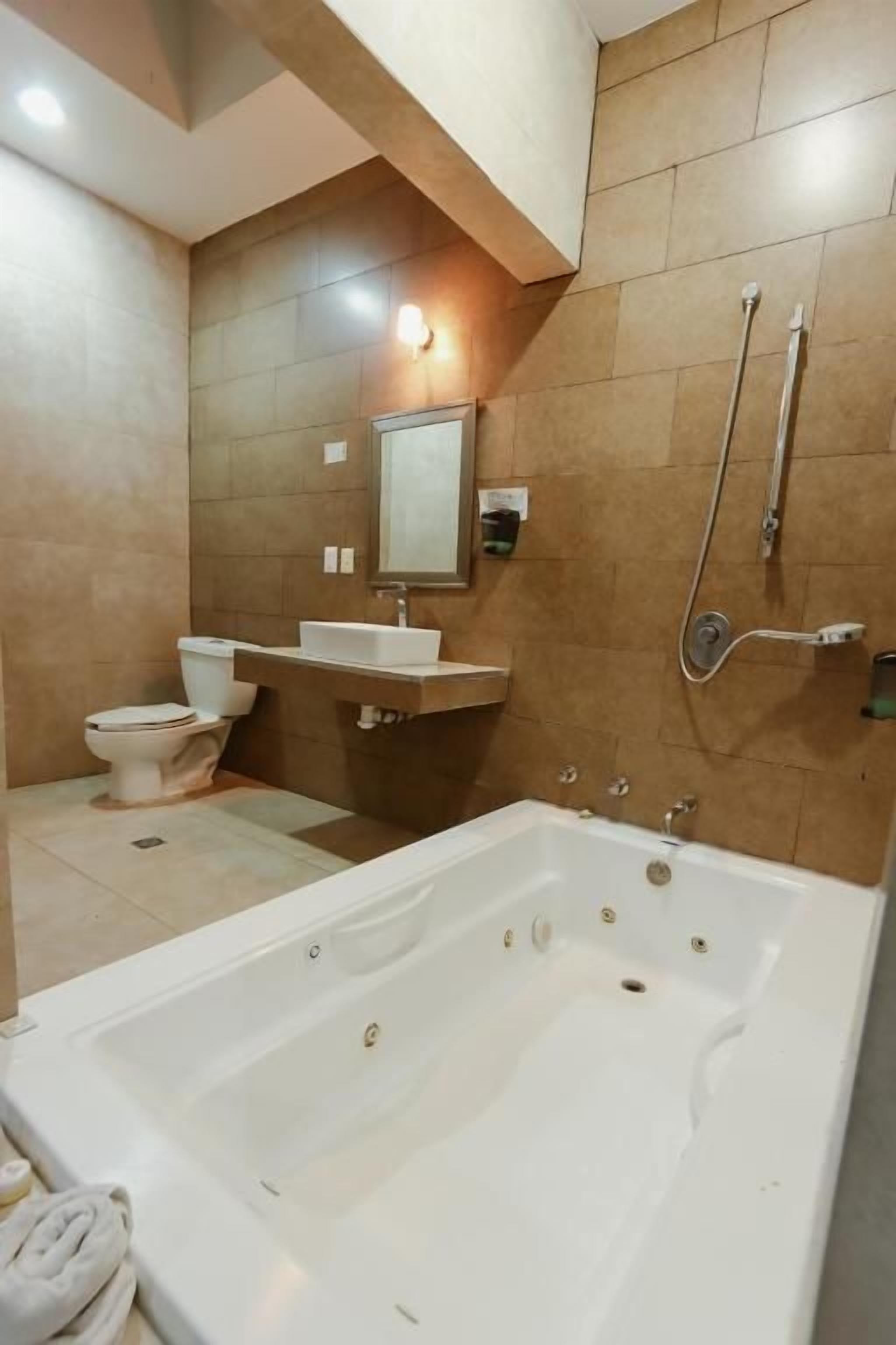 Un baño con bañera, inodoro y lavabo.