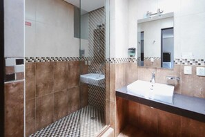 Deluxe Double Room, 1 King Bed | Bathroom | Combined shower/tub, free toiletries, towels, soap - Motel Las Maravillas (Oaxaca)