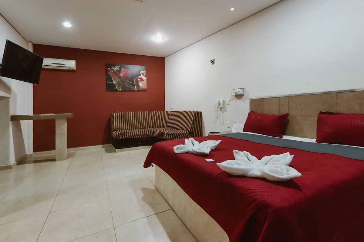 Deluxe Double Room, 1 King Bed | Free WiFi, bed sheets