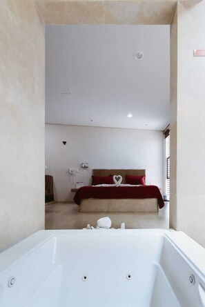 Deluxe Suite, 1 King Bed, Hot Tub | Bathroom | Combined shower/bathtub, free toiletries, towels, soap - Motel Las Maravillas (Oaxaca)