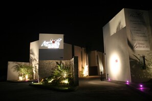 Front of property – evening/night - Motel Las Maravillas (Oaxaca)