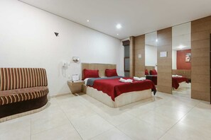 ห้องดีลักซ์สวีท, เตียงคิงไซส์ 1 เตียง, อ่างน้ำร้อน | Wi-Fi ฟรี, ผ้าปูที่นอน
