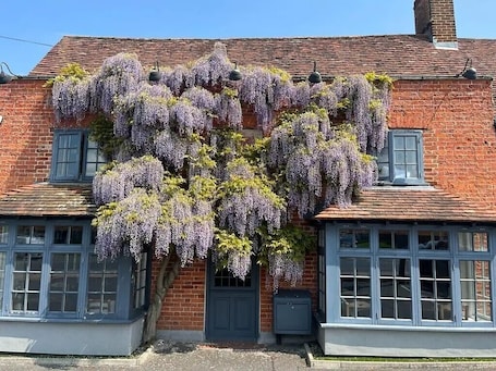 Exterior. Broad Leys