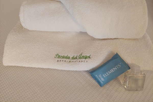 Een douche, gratis toiletartikelen, handdoeken, zeep
