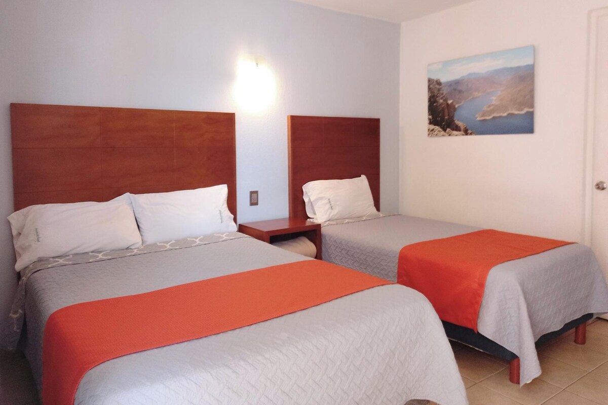 Habitación triple, varias camas | Escritorio y espacio para trabajar con laptop 