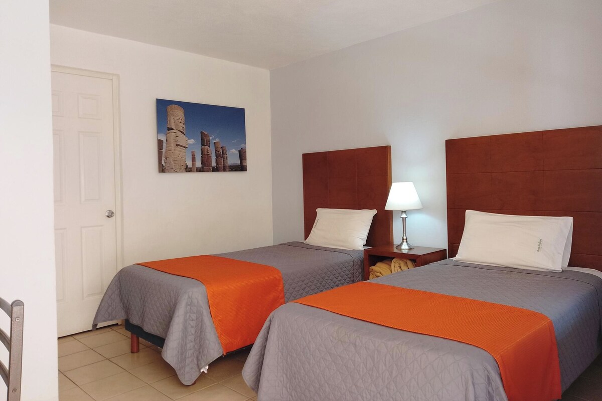 Habitación doble, 2 camas individuales | Escritorio y espacio para trabajar con laptop 