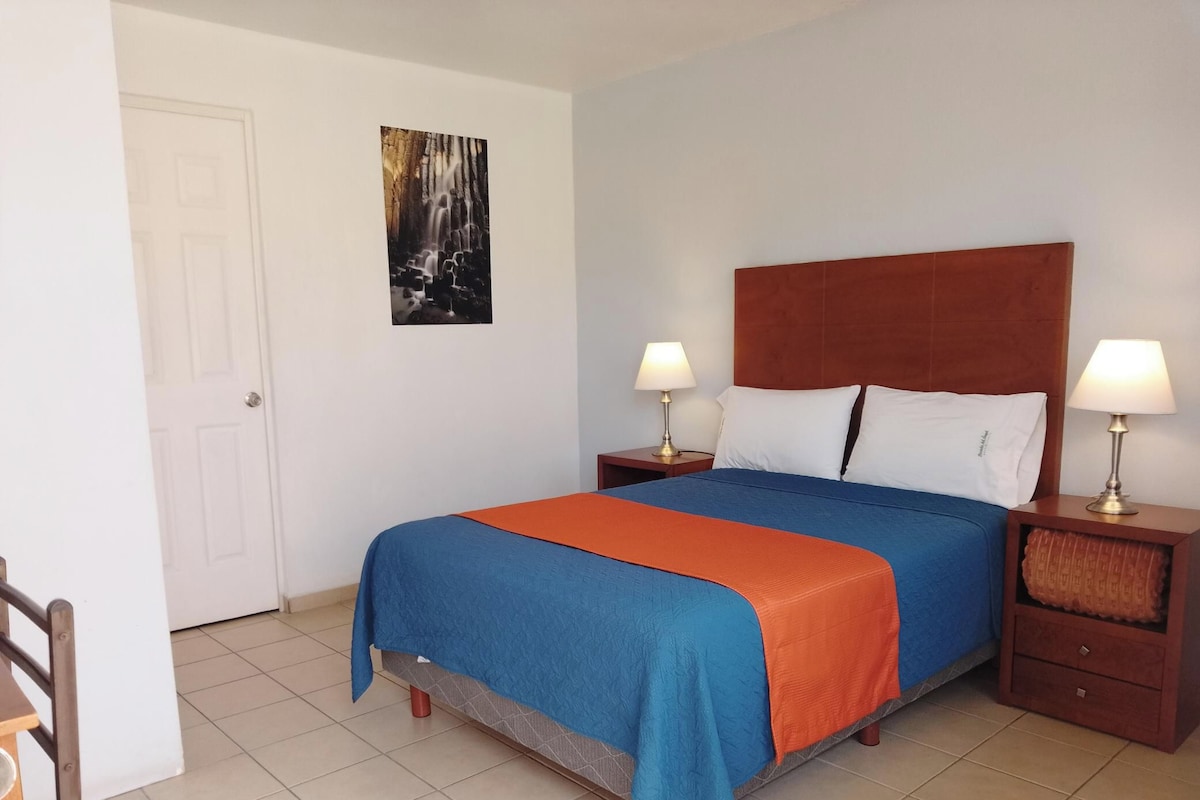 Habitación estándar | Escritorio y espacio para trabajar con laptop 