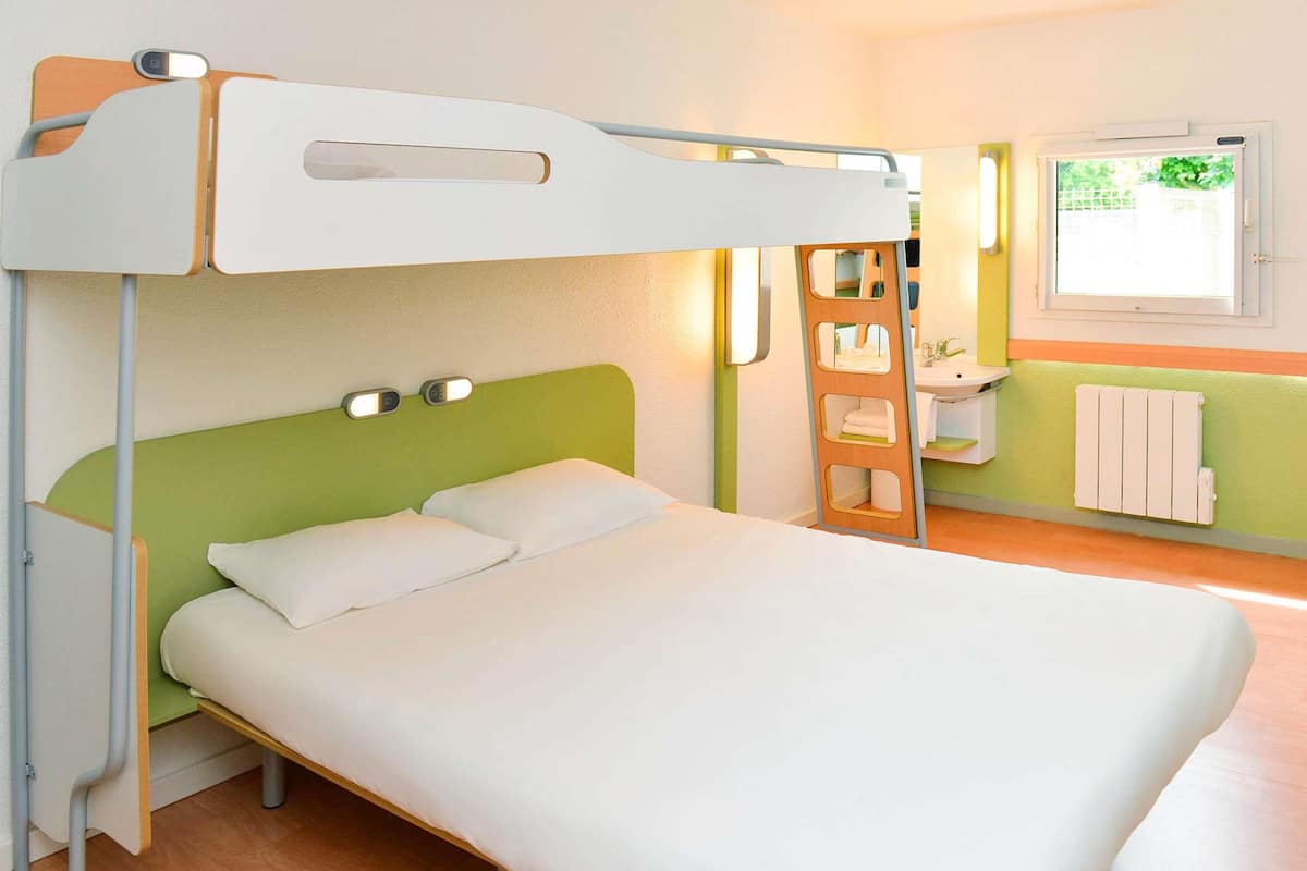 Triple Room, Multiple Beds | Desk, soundproofing, free WiFi, bed sheets