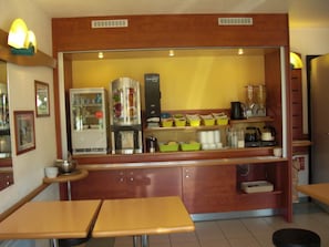 Tägliches Frühstücksbuffet gegen Gebühr