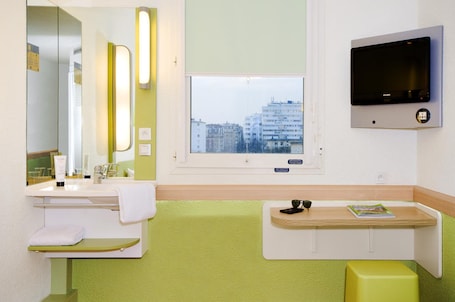 Triple Room, Multiple Beds | Room amenity. ibis budget Orléans Nord Saran
