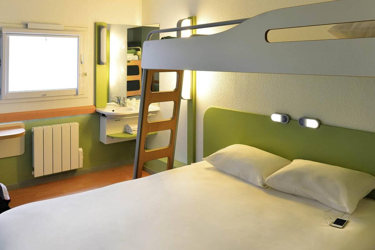 Habitación triple, varias camas | Escritorio, sistema de insonorización, wifi gratis y ropa de cama