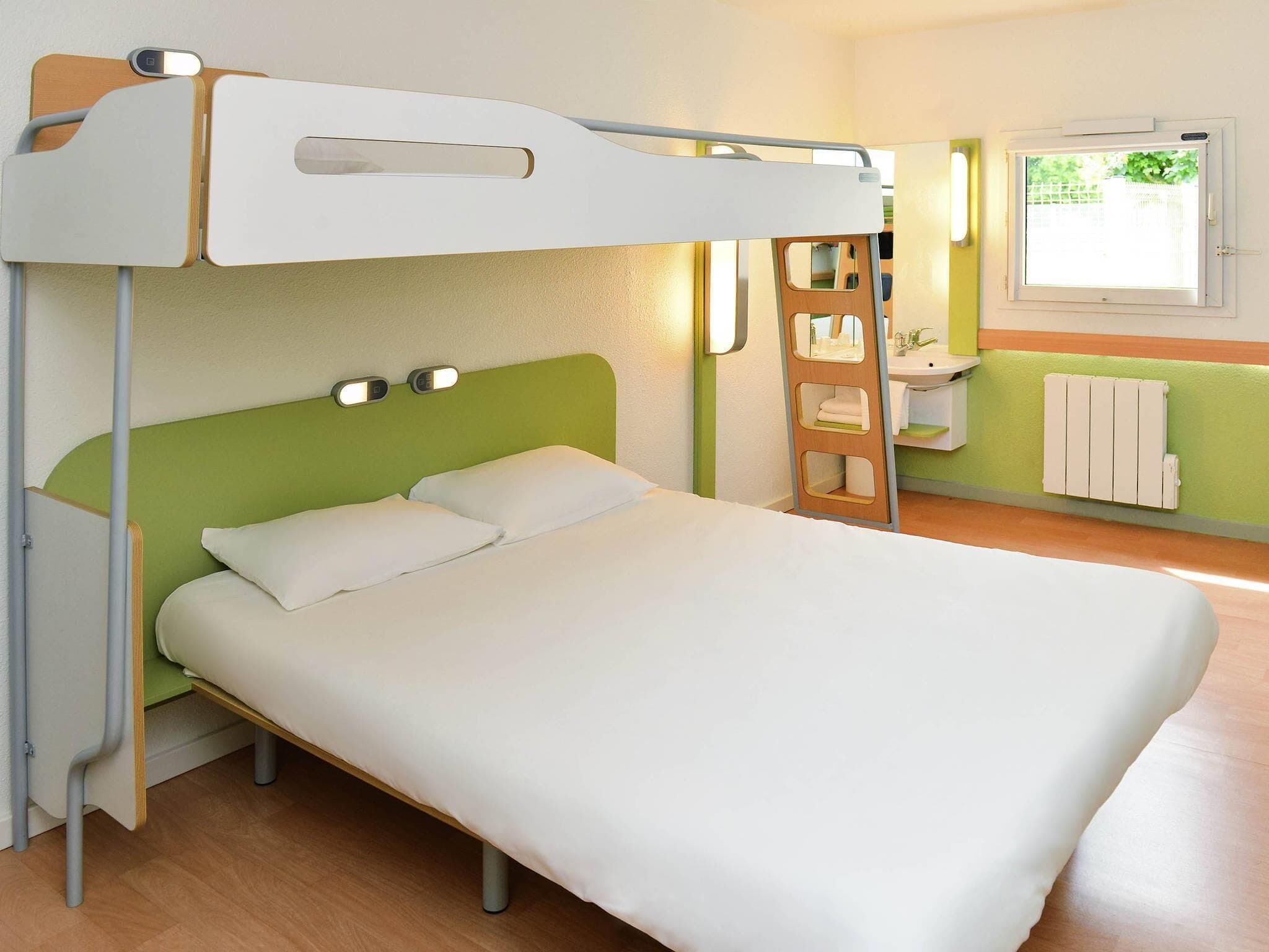 Kolmen hengen huone, useita sänkyjä | Työpöytä, äänieristys, ilmainen Wi-Fi, vuodevaatteet