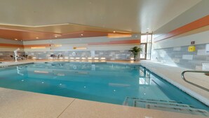 Een binnenzwembad met helder water, betegelde wanden en een bordje 'No Diving'.