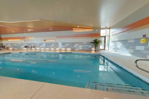Indoor pool, sun loungers