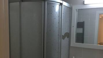 Ducha, artículos de tocador gratuitos, secador de pelo, pantuflas