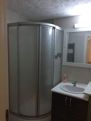 Shower, free toiletries, hair dryer, slippers - Tuyap Apartments (Istanbul)