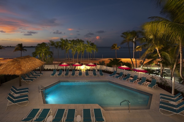 Piscina interna, piscina externa, funciona das 7h às 22h, guarda-sóis