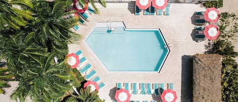 Una piscina cubierta, una piscina al aire libre, sombrillas, tumbonas