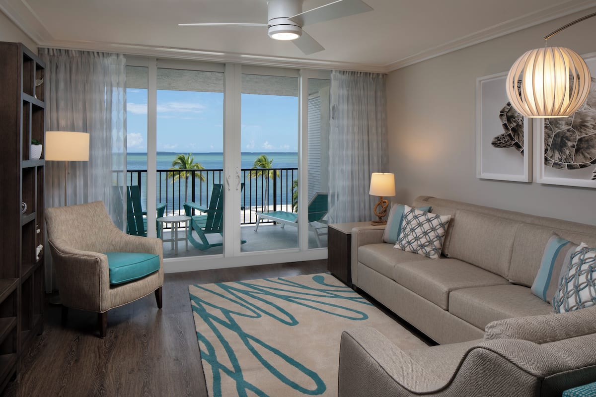 Suite, 1 Bedroom, Ocean View (Spacious | King) | 1 bilik tidur, peti besi dalam bilik, dihias secara berasingan