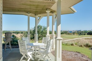 Outdoor dining - Dune Time: Pet-Friendly, Private Spa, Spacious Wrap-Around Patio (Corolla)