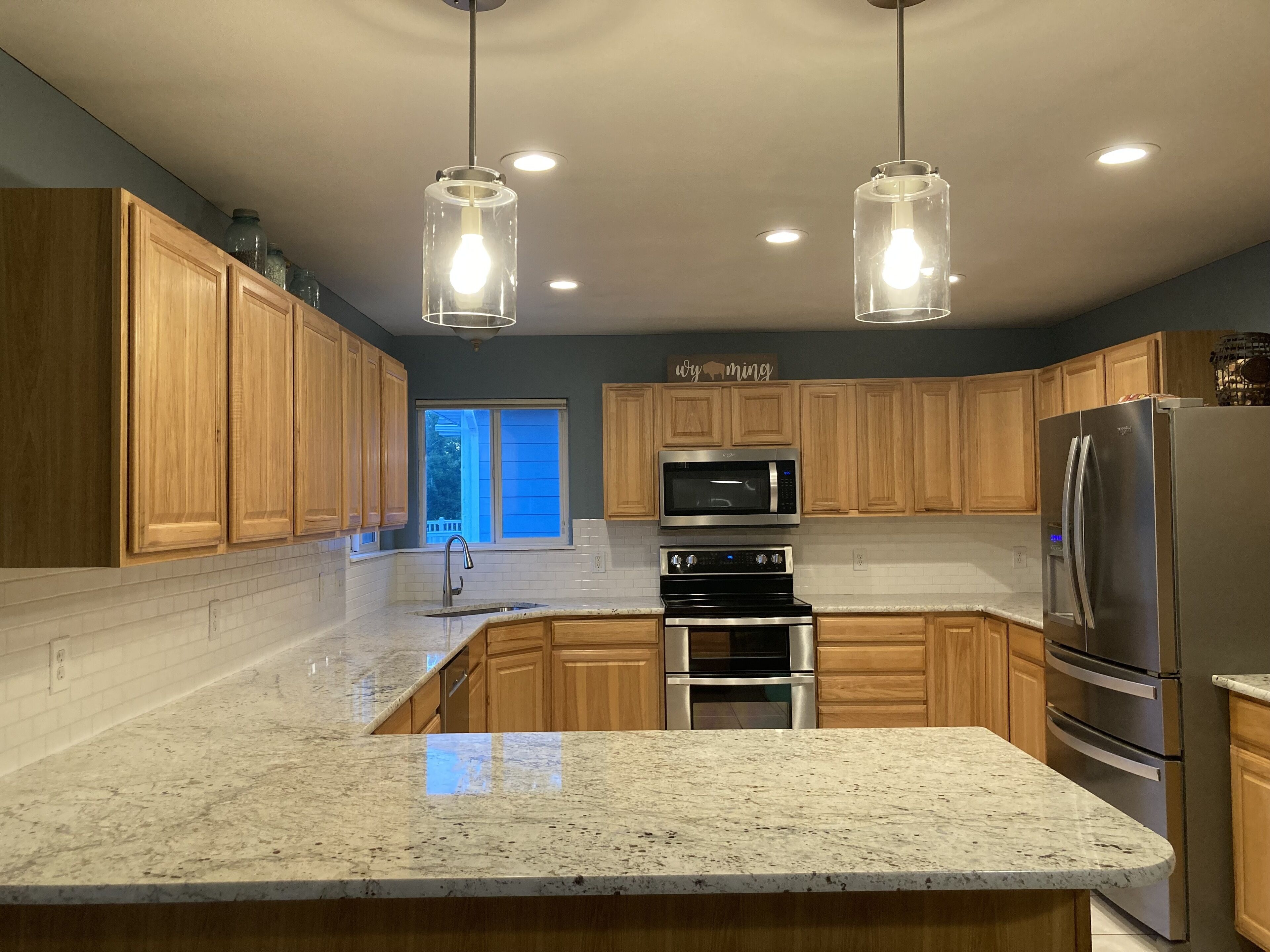 Kjøleskap, mikrobølgeovn, kaffetrakter/tekoker og kjøkkenutstyr