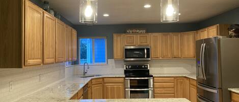 Kjøleskap, mikrobølgeovn, kaffetrakter/tekoker og kjøkkenutstyr