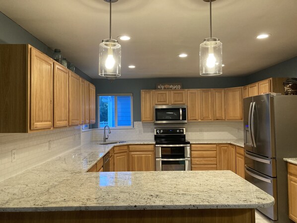 Fridge, microwave, coffee/tea maker, cookware/dishes/utensils - Plenty of space, close to the fairgrounds (Sheridan)