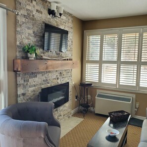 Smart TV, fireplace - Cozy Hillside Studio at North Creek Resort in Blue Mountain. Full Kitchen! (The Blue Mountains)