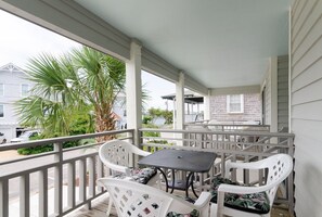 Outdoor dining - Pet Friendly Single Family Home w Sound Views! (Wrightsville Beach)