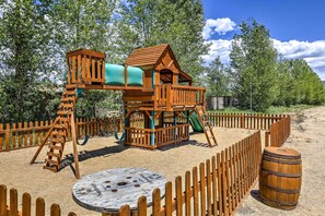 Children’s area - Riverfront Cabin, 4 Mi to Granby Ranch (Granby)
