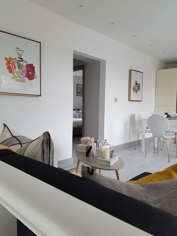 شقة - غرفتا نوم | منطقة المعيشة | تلفزيون ذكي بحجم 40-بوصة يعرض قنوات تلفزيونية رقمية، تلفزيون