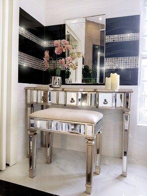 Dúplex de lujo, 2 habitaciones, para no fumadores | Amenidades de baño | Tina y regadera independientes y tina de hidromasaje