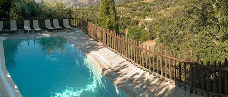 Una piscina al aire libre, una piscina climatizada