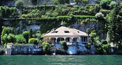 Beautiful Lake Front Villa, amazing lake como view, exclusive location!!