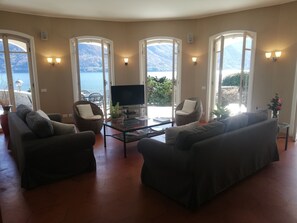 Una Smart TV, una chimenea, un reproductor de DVD