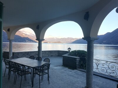 Beautiful Lake Front Villa, amazing lake como view, exclusive location!!