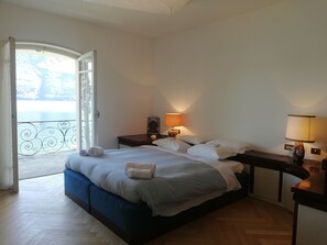 5 dormitorios, escritorio, tabla de planchar con plancha y cuna de viaje