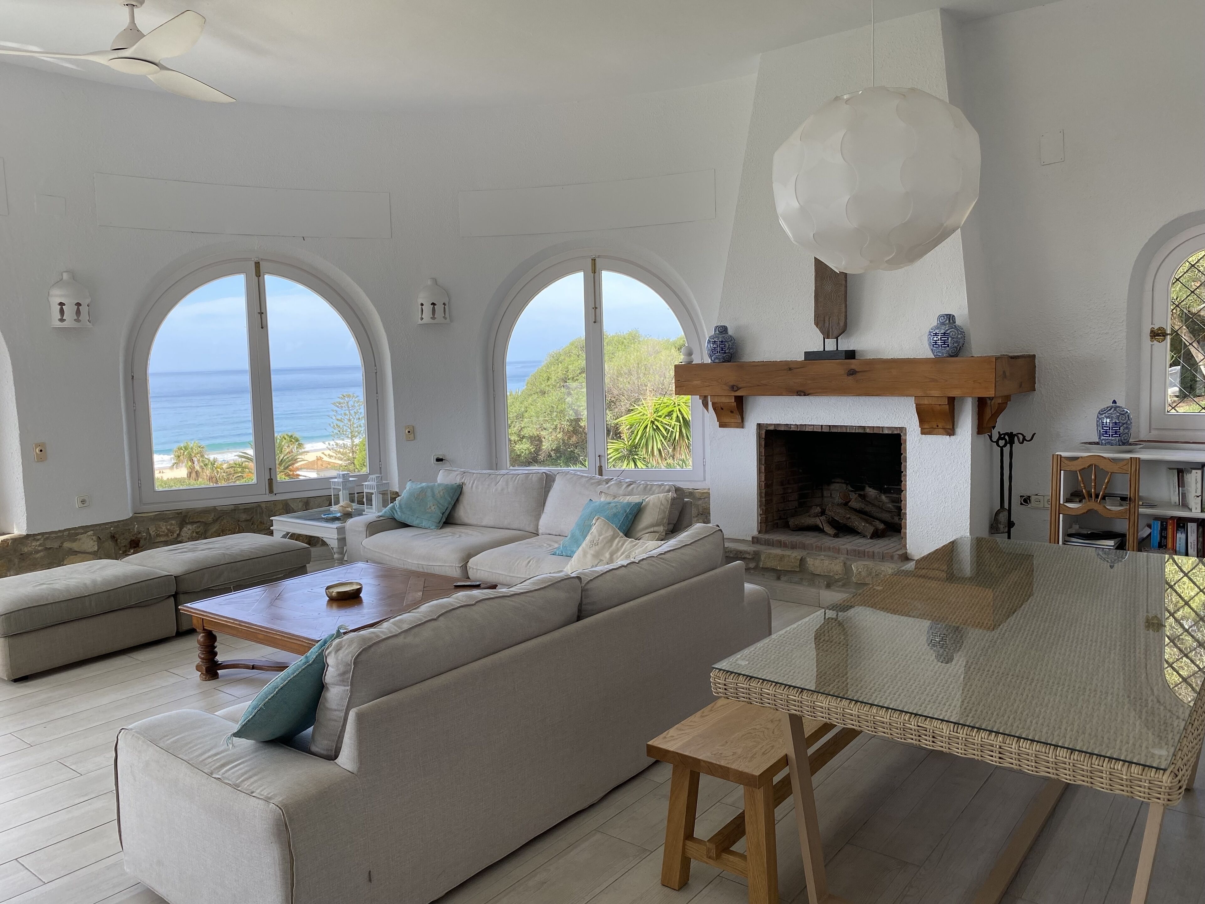 テレビ、暖炉、書庫、ステレオ