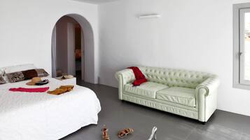 Villa, vistas al mar | Caja fuerte, escritorio, tabla de planchar con plancha y wifi gratis