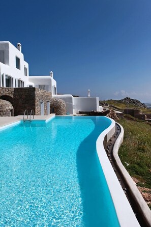 Outdoor pool - Villa DeLucien (Mykonos)