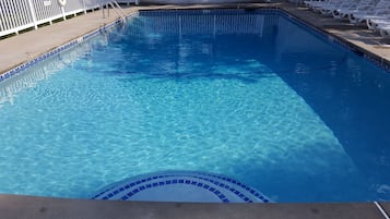 Kolam renang indoor dan kolam renang outdoor musiman