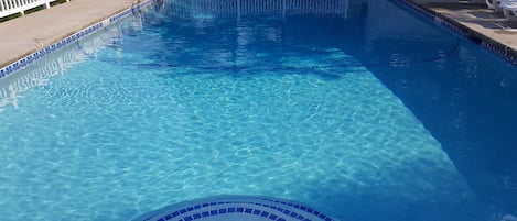 Inomhuspool och en sÀsongsöppen utomhuspool